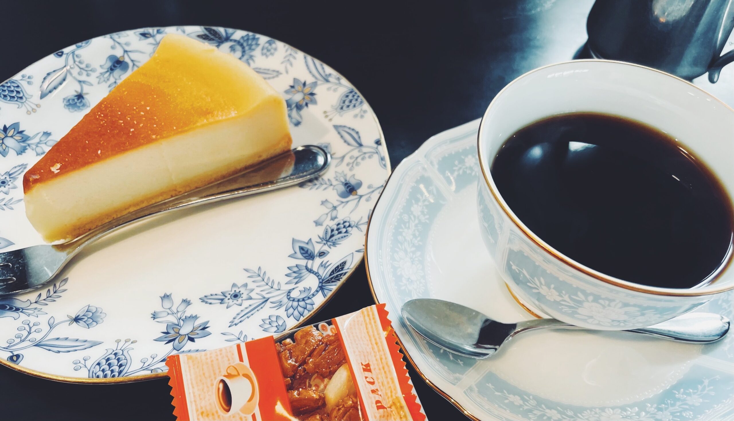 チーズケーキとブルーのカップで一息のはずが　　　　　　　　　　